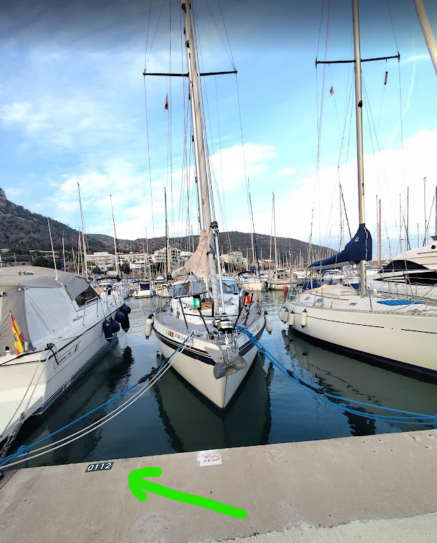 El velero Bela amarrado en el Amarre 112, Port Garraf