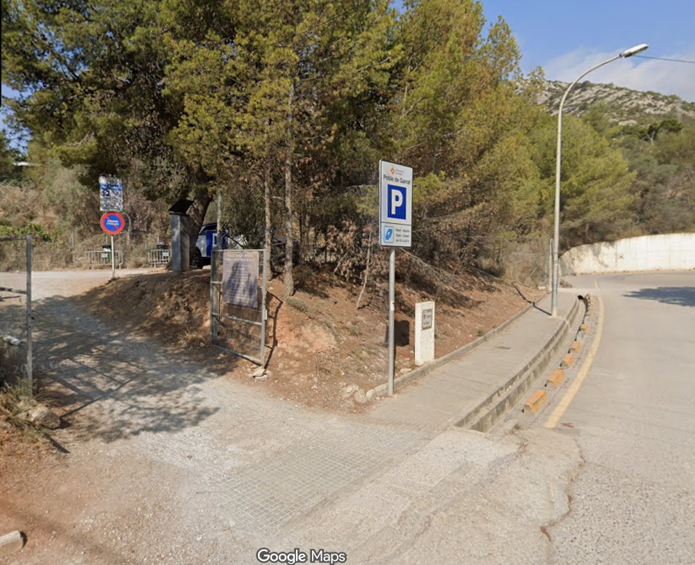 Gran explanada de aparcamiento zona azul, descampado superior Port Garraf