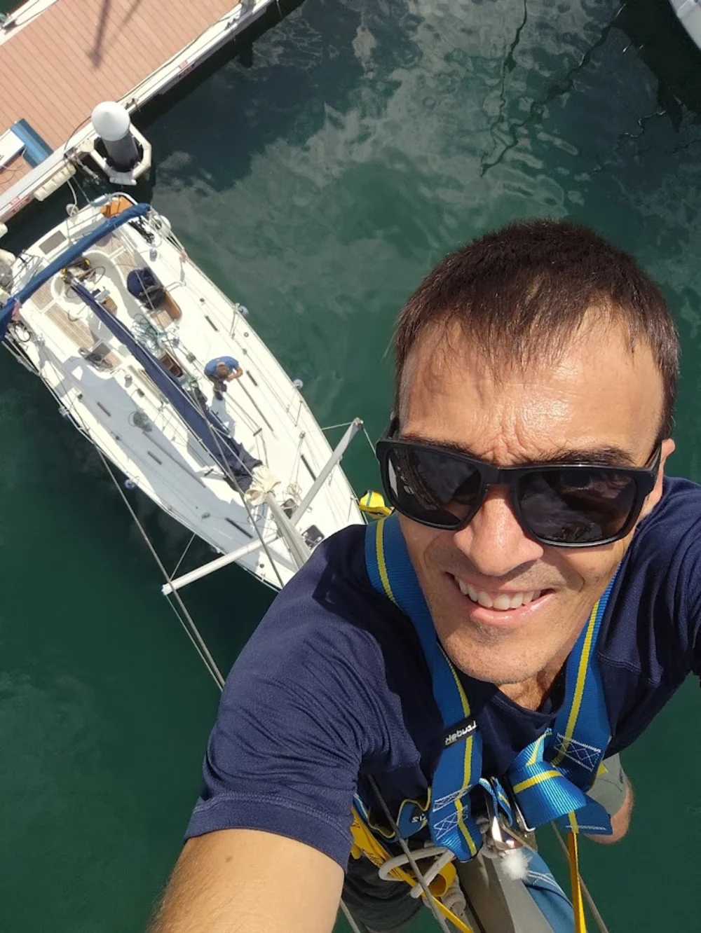 Ricard Prehn en lo alto del mástil de un velero, revisando la jarcia